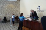En la imagen, el director de la Academia Canaria de Seguridad entrega el diploma a una alumna