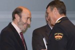 El vicepresidente primero del Gobierno y ministro del Interior, Alfredo Pérez Rubalcaba, entrega las Medallas al Mérito de Protección Civil