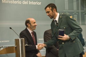 El vicepresidente primero del Gobierno y ministro del Interior, Alfredo Pérez Rubalcaba, entrega las Medallas al Mérito de Protección Civil 