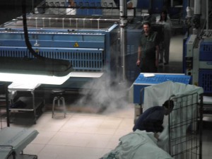El HUC y La Candelaria superan con éxito un simulacro de incendio en sus instalaciones. En la imagen un momento del ejercicio en el interior de la lavandería