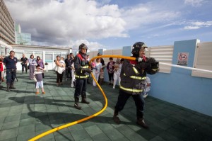 Bomberos de Tenerife visitan a los niños ingresados en el HUC