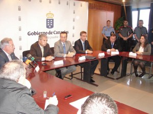 Los municipios turísticos de Tenerife trabajarán conjuntamente con el Cuerpo General de la Policía Canaria. En la imagen momento de la firma del convenio