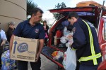 Bomberos de Tenerife entregan alimentos a la parroquia de Santa María de Añaza