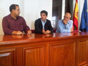 Ortiz se reúne con los alcaldes de El Pinar y Frontera para estudiar las necesidades de los evacuados