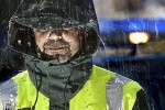Europol premia a un guardia civil por la foto de un agente bajo la lluvia