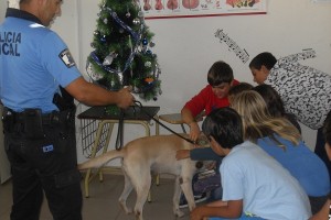 Los colegios de Candelaria conocen de cerca el trabajo de un perro polícía