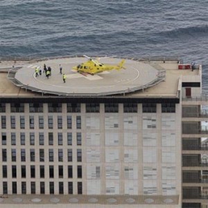 Helicópteros del SUC realizan prácticas de aterrizaje en la helisuperficie del Hospital Insular