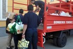 Bomberos de Tenerife entregan alimentos a la parroquia de San Martín de Porres,