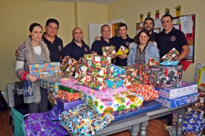 Bomberos de Tenerife entregan alimentos a la parroquia de San Martín de Porres,