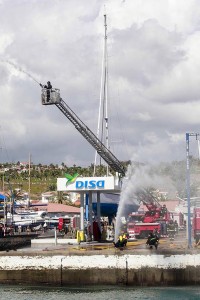 Los bomberos de San Bartolomé realizan un simulacro utilizando agua de mar en el Puerto Deportivo
